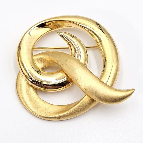 Vintage Two Tone Goldtone Metal Curlicue Swirl Rib Ribbon Brooch - Picture 1 of 7